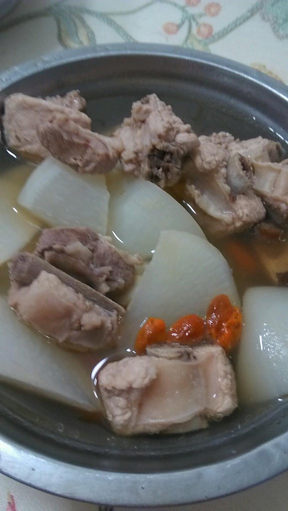 白萝卜排骨汤的做法