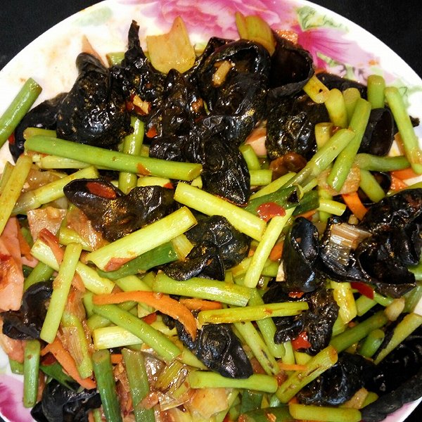 燕衔泥okcu的蒜苔炒木耳做法的学习成果照