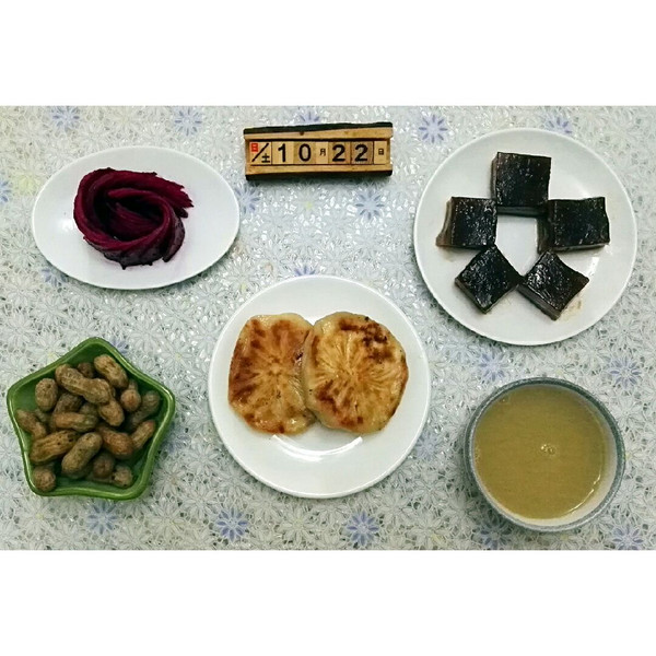 17.10.22):牛肉馅饼+绿豆小米粥+椰汁马蹄糕+