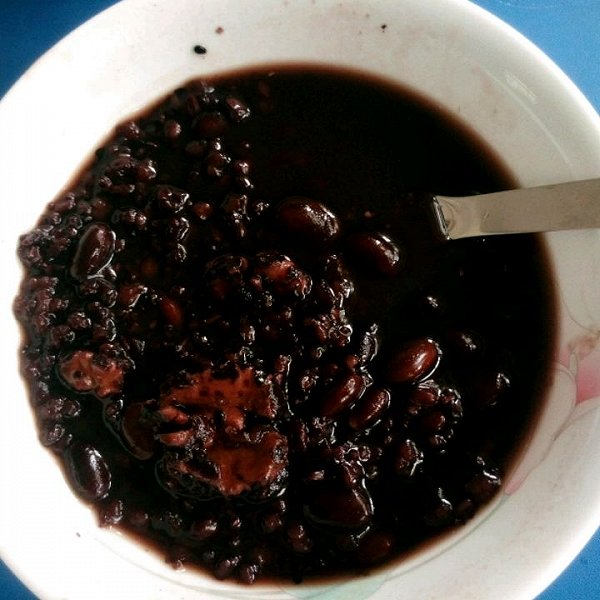 黑豆,黑米,黑芝麻,核桃一起煮粥——  1,黑豆属于大豆类,营