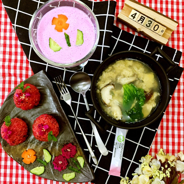 慧心悠然的蔬果早餐:酱心火龙果汁饭团、蔬菜