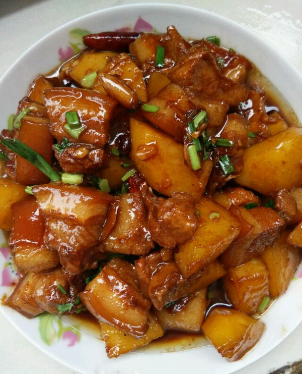 五花肉焖土豆