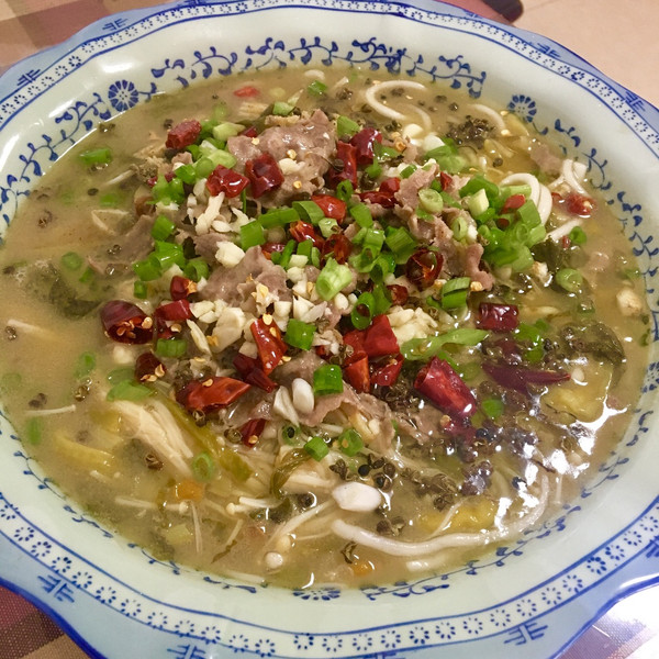 青椒卖花的阿嬷的酸汤做法丨酸酸开胃超辣辣【街边须炒鱿鱼的肥牛图片