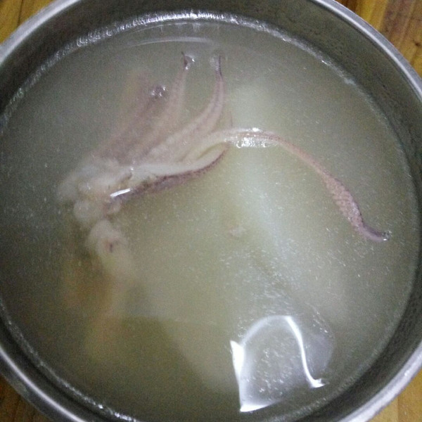 白萝卜鱿鱼干瘦肉汤