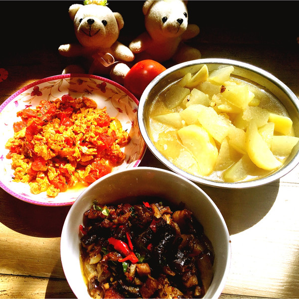 朵朵小妮子的西红柿炒鸡蛋 冬瓜土豆筒骨汤 肉