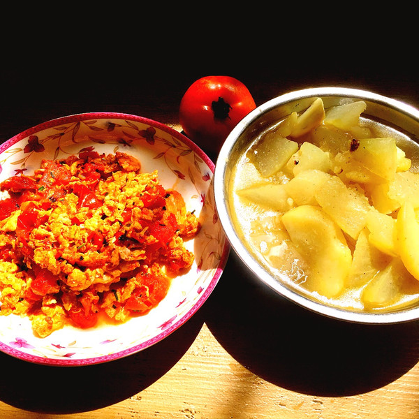 朵朵小妮子的西红柿炒鸡蛋 冬瓜土豆大骨汤做