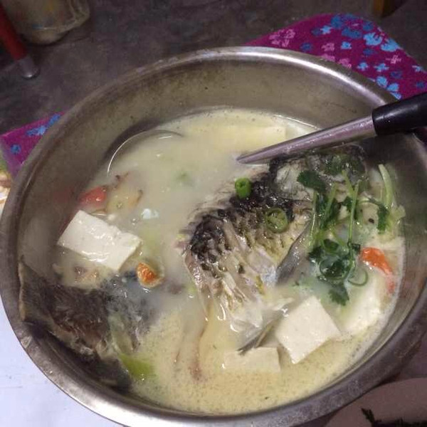 农村妹子自制酸辣鲫鱼汤,肉质香嫩,家人吃了直呼太过瘾了