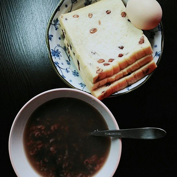 恺恺小公举的红豆粥+红豆方包+水煮蛋做法的