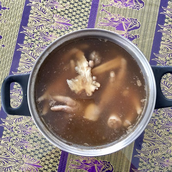 当归黄芪鸡爪排骨汤