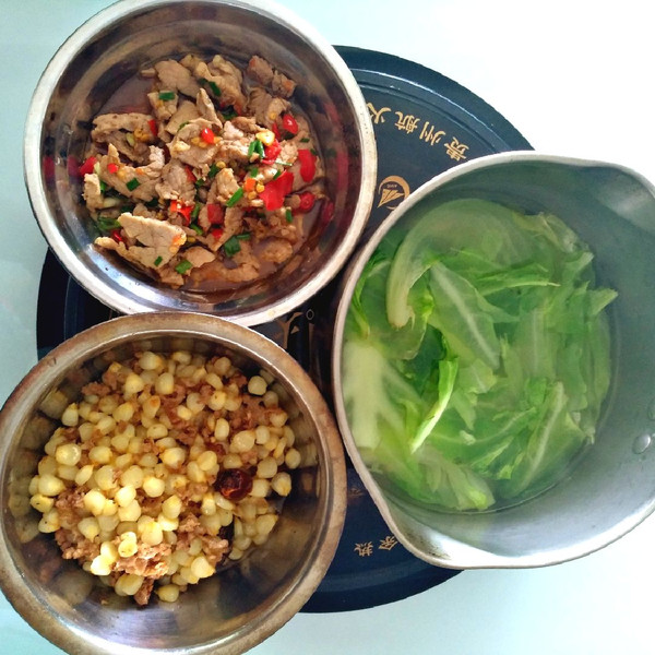 安眉的泡椒背柳肉,肉沫玉米,蔬菜汤。和儿子简