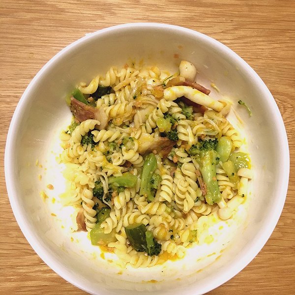 holliday122的白汁三文鱼碎培根西兰花西葫芦黄