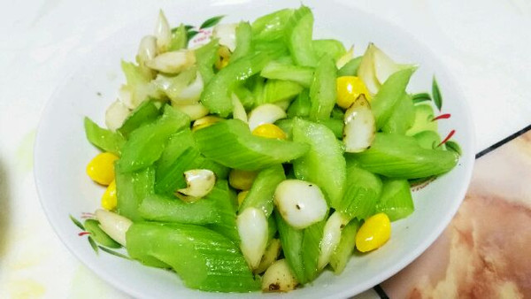 冰清玉洁——芹菜百合炒白果