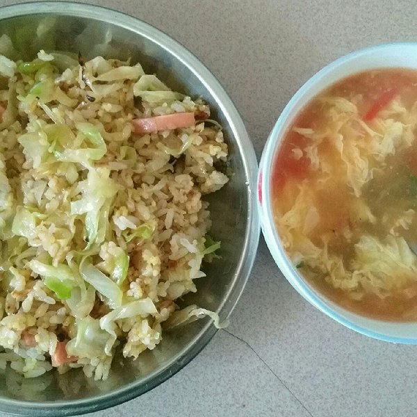 寒梅ifsm的卷心菜虾皮香肠炒米饭,西红柿鸡蛋