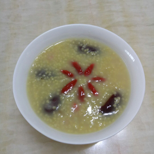 敏敏Risan的小米红枣桂圆枸杞粥做法的学习成