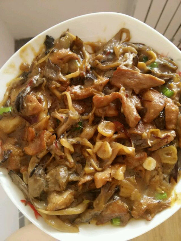 肉片炒芝麻平菇蒸鸡图片