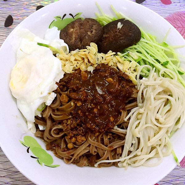 南宫爱佳的孕妇晚餐:荞麦面条配炸酱(豆苗、金