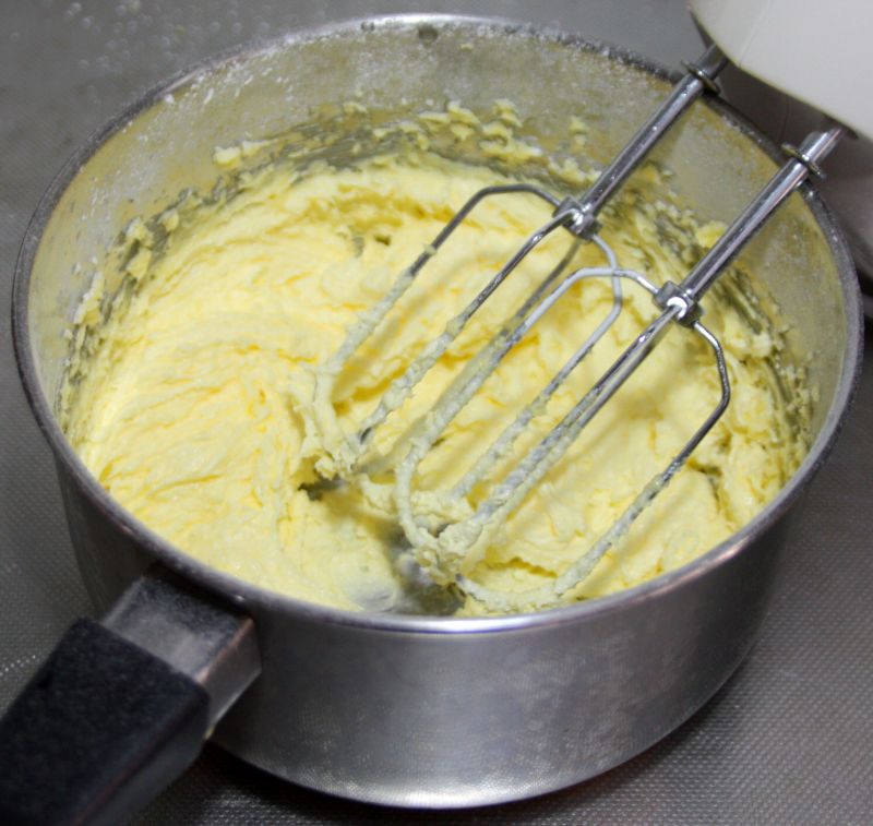 用打蛋器不断搅拌黄油混合物,将黄油打发.