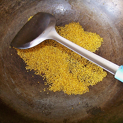 3.干锅不加油,将小米炒至米香扑鼻,焦黄干燥,盛出待用
