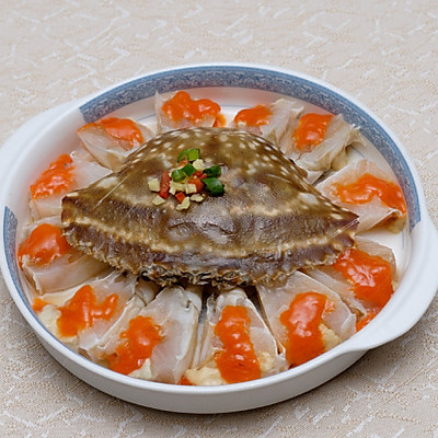 梭子蟹就腌制成熟了,取出开蟹壳,剁成块,拌上一点黄酒,白糖就可以吃啦