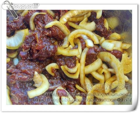 牛肉洗净入味,用刀背拍一拍以便切片,吃起来也松软些2.帝王蟹黑色点图片