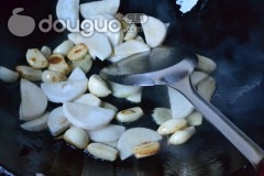 图解 牛杂/3. 热锅热油煸大蒜、杏胞菇。