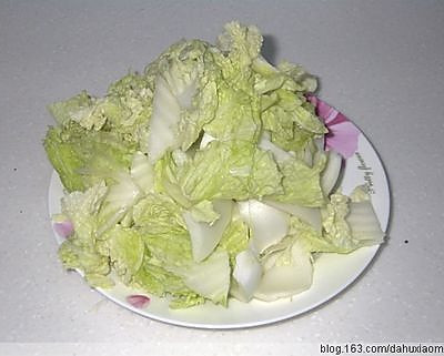1.将大白菜洗净 切片